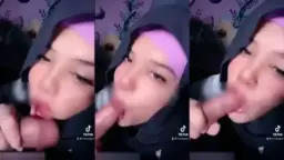Arrazyny Berjilbab Mengisap Kontol Dildo