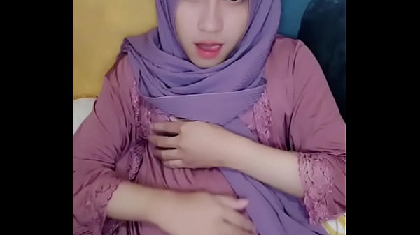 Cewek Jilbab Nyempil Nungging Sambil Pake Baju Cowok, Sendirian Aja Udah Bikin Makin Liar.
