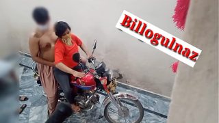 Goyangan Seru Di Atas Motor Bareng Teman, Suara Hindi Menggoda