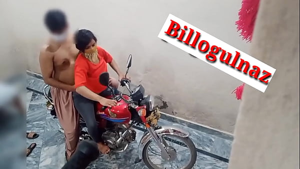 Goyangan Seru Di Atas Motor Bareng Teman, Suara Hindi Menggoda