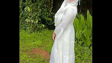Ngesot Pake Jilbab Sambil Nunjukin Pantat Di Luar.