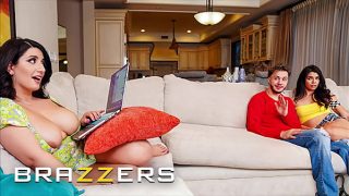 Sarah Arab Menggoda Pacar Teman Sekamarnya Untuk Mesum Panas Di Belakang Mereka – Brazzers