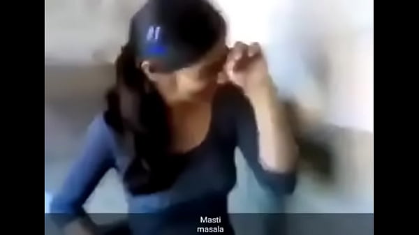 Hot Desi Cewek Lagi Buka-buka Pakaian Sambil Mesem Nakal, Bikin Ngiler.