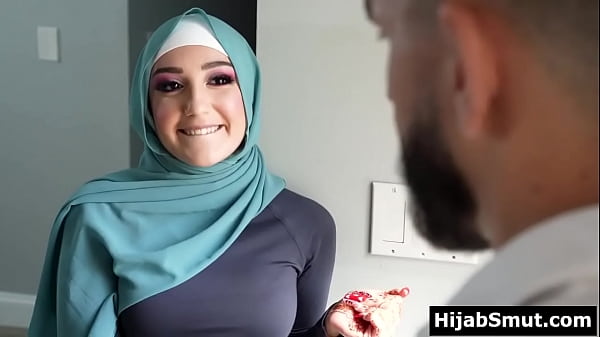 Gadis Muda Berjilbab Digembleng Pelatih Bola Sampai Basah Keringat.
