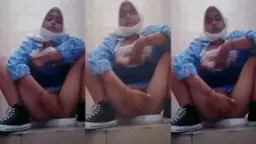 Abg Smp Ngocok Memek Di Toilet Sekolah, Basah Kuyup Sampe Crot.