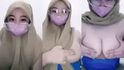 Ukhti Berhijab Pakai Kacamata, Sengaja Pamer Tetek Gede.