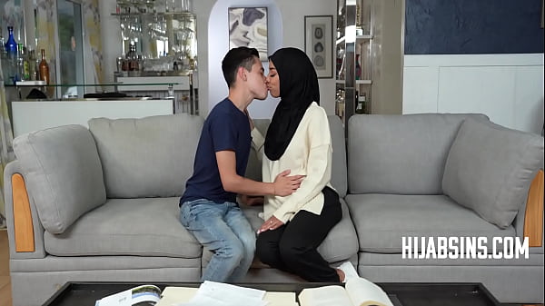 Gadis Berhijab Ngenes Nyerah Pada Nafsu Liar