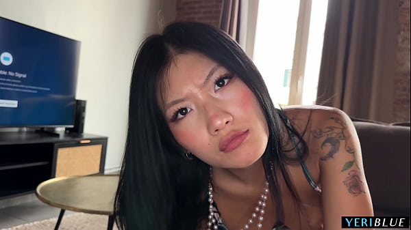 Dia Grebek Adik Tiri Ceweknya Yang Lagi Kirim Foto Bugil!