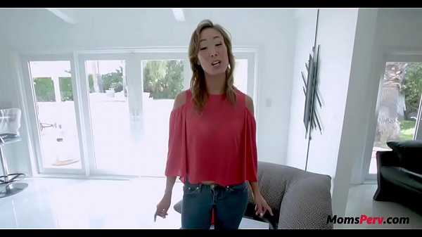 Ibu Tiri Cina Digebuk Kontol Putih Keras Anak Tiri!