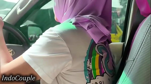 Ngentotin Suami Orang Sambil Bawa Mobil, Jilbabnya Kebuka, Video Viral Jakarta.