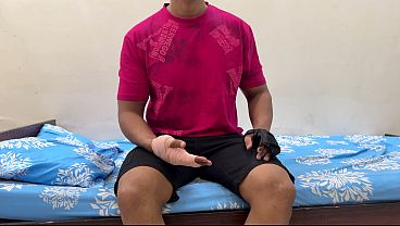 Ibu Tiri Yang Lagi Bantu Anak Tiri Yang Luka Mandi Malah Godain Dia. Akhirnya Berujung Nyepong Kontolnya, Sebelum Digenjot Keras.