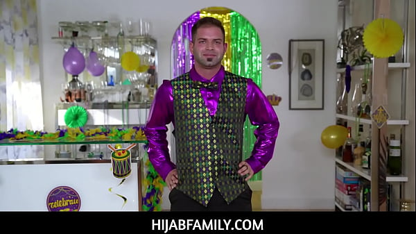 Nih Bos, Violet Gems Si Jilbaber Nakal Lagi Main-main Manik-manik Sebelum Akhirnya Belajar Isep Kontol Nicky Puas-puas.