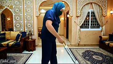 Mbok Jilbab Lagi Nyuci Piring, Disuruh Nyedot Kontol Majikan Sampe Habis Maninya.