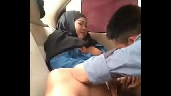 Cewek Hijab Di Mobil Lagi Main Sama Pacar.