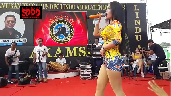 Tarian Erotis Indonesia – Sintya Riske Pamer Gerakan Liar Dan Menggoda Di Atas Panggung