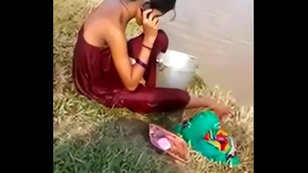 Desi Bhabhi Mandi Di Tempat Terbuka, Siap Digoyang Liar