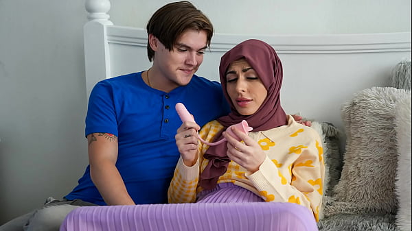 Hijab Tiri Ngerayain Liburan Sama Abangnya, Basah-basah Penuh Gairah