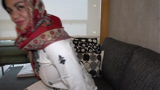 Ibu Tiri Arab Muslim Montok Punya Rahasia Kotor, Main Serong Sama Anak Tiri Di Kamar.