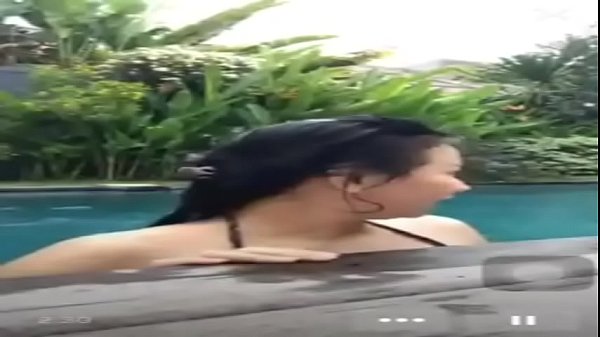 Ngentot Di Kolam Renang Pas Live, Basah Kuyup Sambil Teriak-teriak.