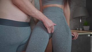 Ibu Tiri Bikin Gak Tahan Sentuh Abis Gym! Celana Yoga Basah, Ngewe Sampai Creampie 4k