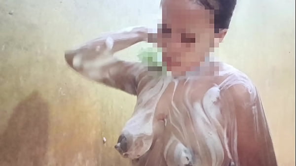 Lihatin Aku Mandi, Sayang, Biar Kamu Makin Bernafsu Lihat Tubuh Basahku.