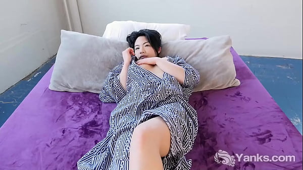 Ngentot Sama Cewek Asia Cantik Hope Gold Sambil Colok Memek Basah.
