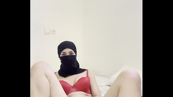 Gadis Arab Berjilbab Niqab Mainin Memek, Jilat Klitoris, Ngocok Sampai Crott, Fantasi Ngentot Sendiri