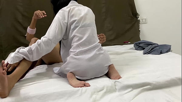 Saat Malam, Adik Tiri Telanjang Dan Naik Ke Kontol Besarku.