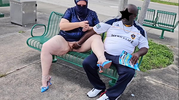 Hijab Muslim Montok Biarin Orang Asing Di Halte Bus Ngecrot Dua Kali Di Bibir Memek Gemuknya (publik Outdoor) Bbw Gendut Bongsor