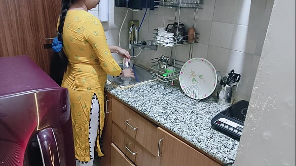 Aku Nemuin Mami Tiri Yang Lagi Horny Di Dapur, Siap Digenjot.