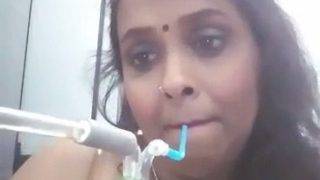 Bini Orang Telanjang Lagi Nikmatin Hisap Hookah, Bibir Muncrat Basah.