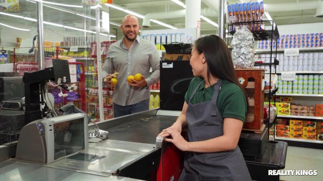 Ngentot Bareng Kimmy Kimm Di Supermarket, Bikin Belanjaan Pada Jatuh