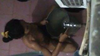 Tonton Video Pembantu India Lagi Mandi, Bikin Ngilu Lihatnya