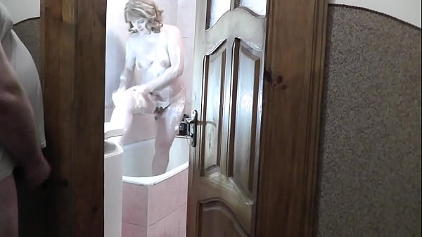 Anak Tiri Mandi, Bapak Tiri Ngintip, Colok Kontol Dan Crot Di Bawah Pintu Kamar Mandi.