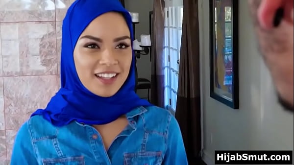 Hot Cewek Hijab Digebuk Dua Kuli Pindahan Bareng-bareng