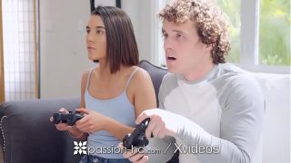 Nggak Tahan Nonton Kakak Tiri Ngegame Sambil Digenjot Kontol Gede