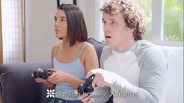 Nggak Tahan Nonton Kakak Tiri Ngegame Sambil Digenjot Kontol Gede