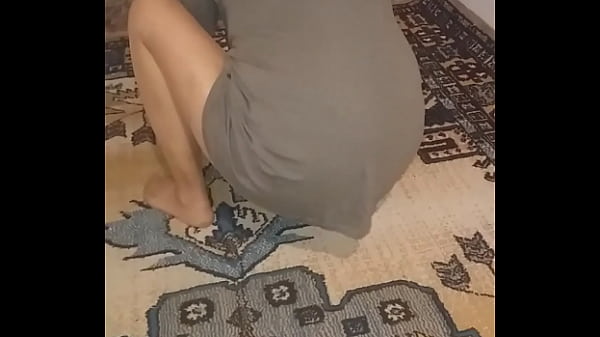 Olgun Türk Kadını, Seksi Tül çorapla Halıyı Sürterek Temizliyor, Her Hareketiyle Istek Uyandırıyor.