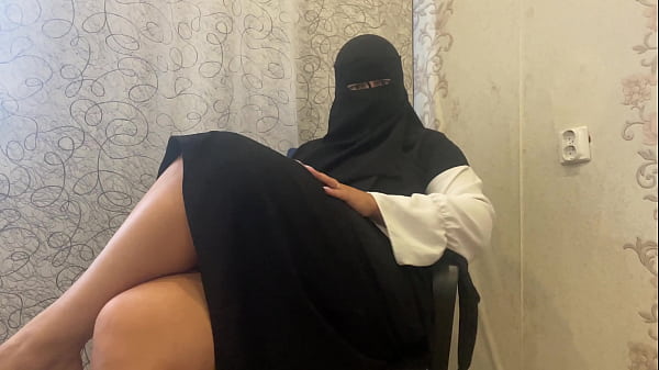 Ibu Tiri Berhijab Arab Lagi Colmek Sampe Basah.