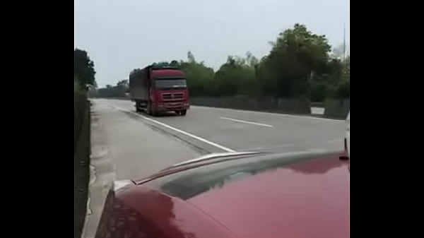 Pria China Dan Pacarnya Nge-seks Di Mobil Pinggir Jalan Tol, Bikin Panas Malam.