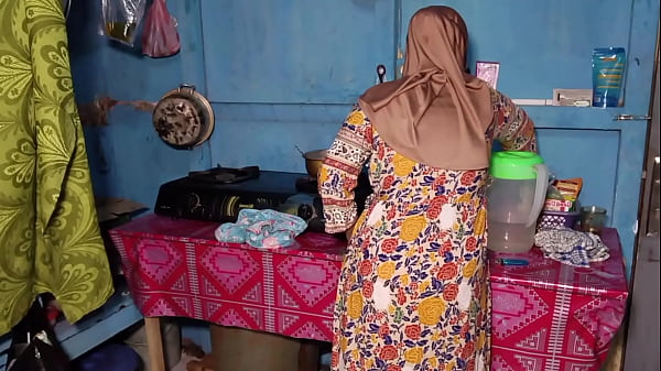 Istrinya Temen Lagi Masak, Goyang Pantat Bikin Pingin Ngewe Di Dapur.
