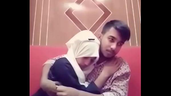 Desi Cewek Cowok Ciuman Panas Di Hotel, Bibir Saling Nempel, Badan Merapat Erat.
