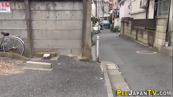 Orang Asia Ini Ngeluarin Semua Yang Ditahan, Basah Kuyup Sampe Lantai.