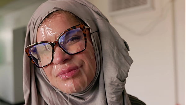 Hijab Cosplay Si Ibu Amerika Dicocol Muka Sambil Digebangin