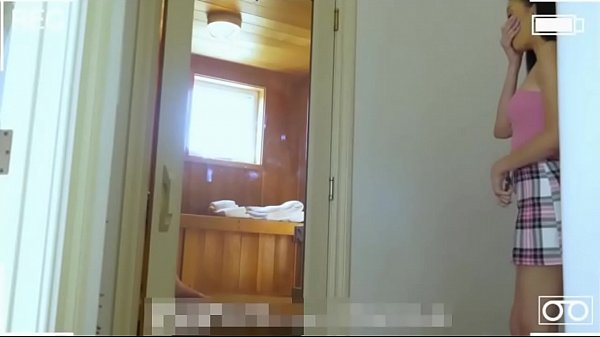 Lirik Lana Rhoades Ngintipin Adik Tiri Di Kamar Mandi