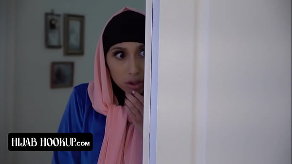 Penuh Rasa Ingin Tahu, Gadis Cantik Berhijab Dengan Bokong Sempurna Digebukin Memek Sempitnya Sama Instruktur Horny