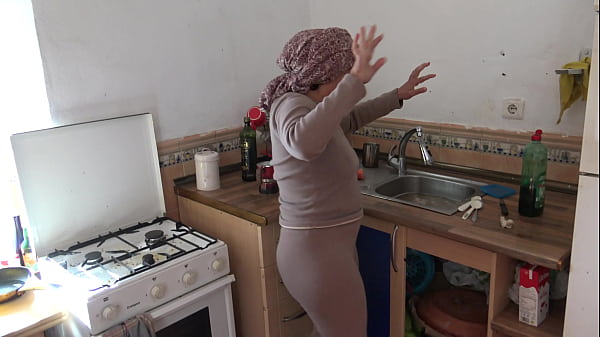 Pembantu Turki Kaget Setengah Mati Pas Liat Kontol Gede Ngaceng Di Dapur.