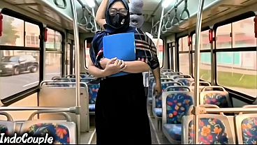 Istri Muslim Pulang Kampus Naik Bus Sendirian, Langsung Digilir Orang Asing Di Atas Hijabnya.