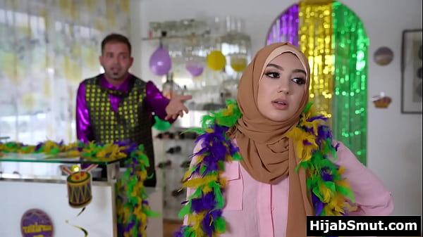 Gadis Hijab Polos Ngentot Pacar Pertama Kali Di Kamar Kos.