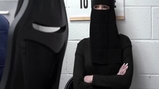 Seorang Cewek Maling Pakistan Kena Hukum Di Amerika, Makin Seru Makin Panas.